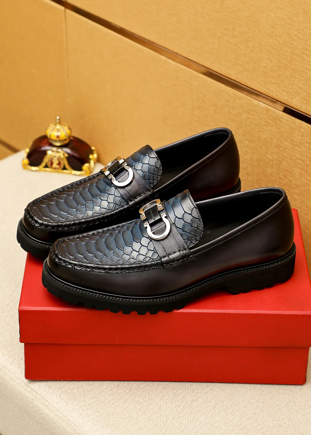Men's shoes 💰560 💐 Product trademark: Ferragamo "Ferragamo" casual leather shoes Regular size: 38-44 (45.46🉑️customized) Product materials: Selected imported first-layer calfskin embossed upper + original hardware buckle, imported water-dyed cow leather lining. Strong three-dimensional visual effect, original outsole color: 2 colors available